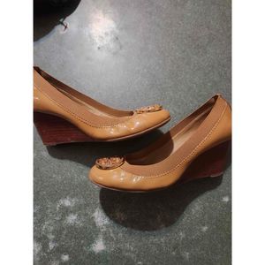 Tory Burch Caroline Wedge Beige Leather Wedge Heels  Elastic Fitted sz 6